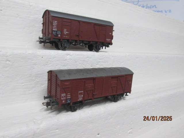 HO SCALE- ROCO - X2 BOX CARS