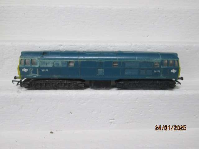 OO SCALE - TRIANG - BRITISH DIESEL LOCOMOTIVE - FOR SPARES