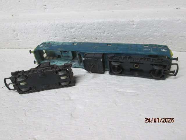 OO SCALE - TRIANG - BRITISH DIESEL LOCOMOTIVE - FOR SPARES