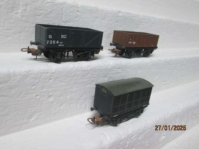 HO SCALE - LIMA - X3 SHORT GOODS WAGONS