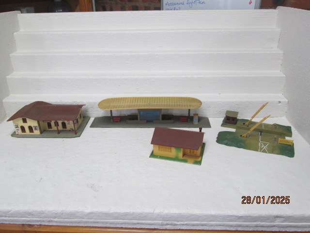HO / OO SCALE - LIMA - VARIOUS BUILDINGS - X4