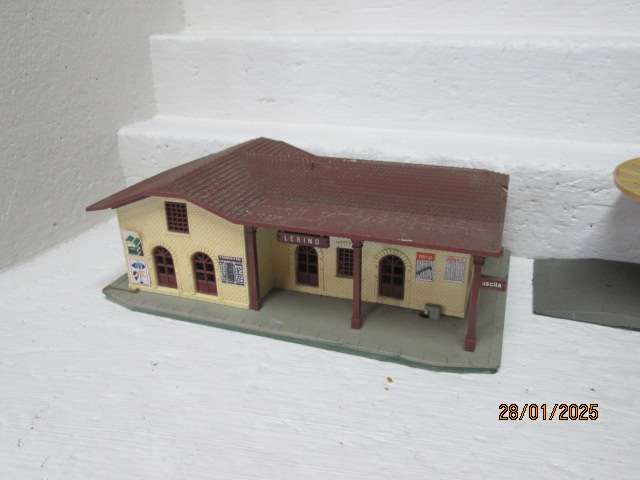HO / OO SCALE - LIMA - VARIOUS BUILDINGS - X4