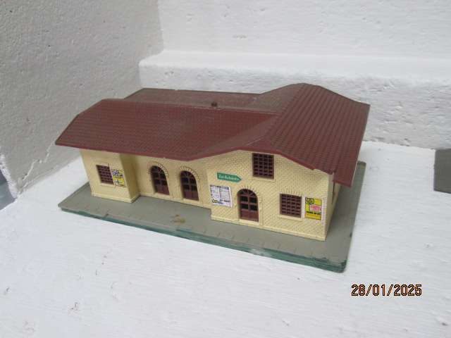 HO / OO SCALE - LIMA - VARIOUS BUILDINGS - X4