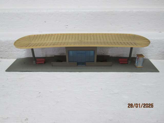 HO / OO SCALE - LIMA - VARIOUS BUILDINGS - X4