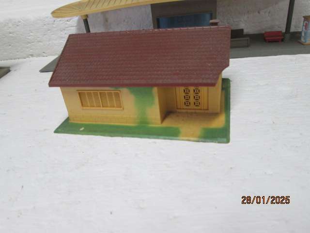 HO / OO SCALE - LIMA - VARIOUS BUILDINGS - X4