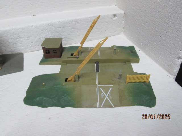 HO / OO SCALE - LIMA - VARIOUS BUILDINGS - X4