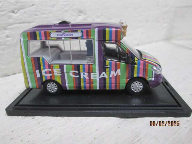 OO SCALE - OXFORD - ICE CREAM VAN - BOXED