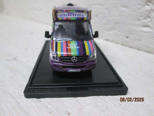 OO SCALE - OXFORD - ICE CREAM VAN - BOXED