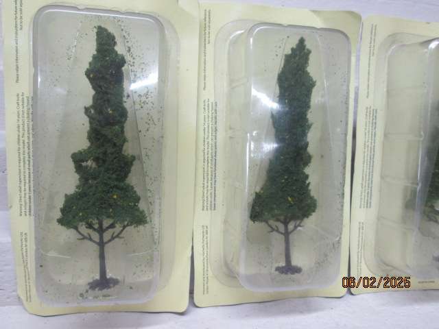 HO / OO SCALE - TALL DARK GREEN TREES - X5 - BOXED