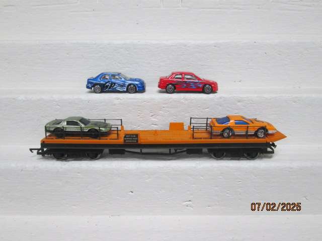 OO SCALE - HORNBY - FLAT WAGON WITH CAR LOAD