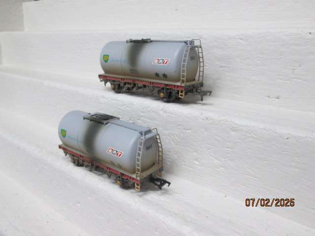 OO SCALE - BACHMANN - BP TANKERS X2 - BOXED