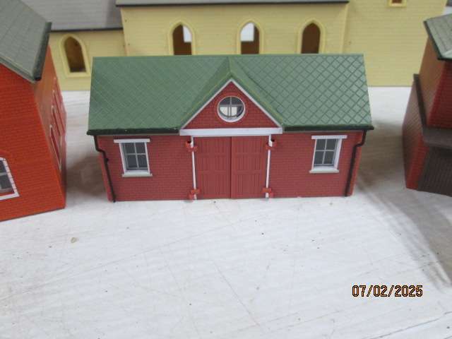 OO SCALE - MODEL RAILWAY VILLAGE BUILDINGS - X10