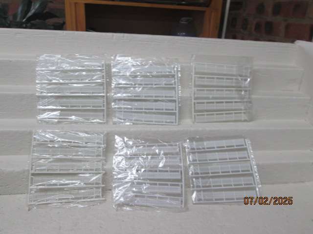 HO / OO SCALE - WHITE PICKET FENCING - X3O PIECES