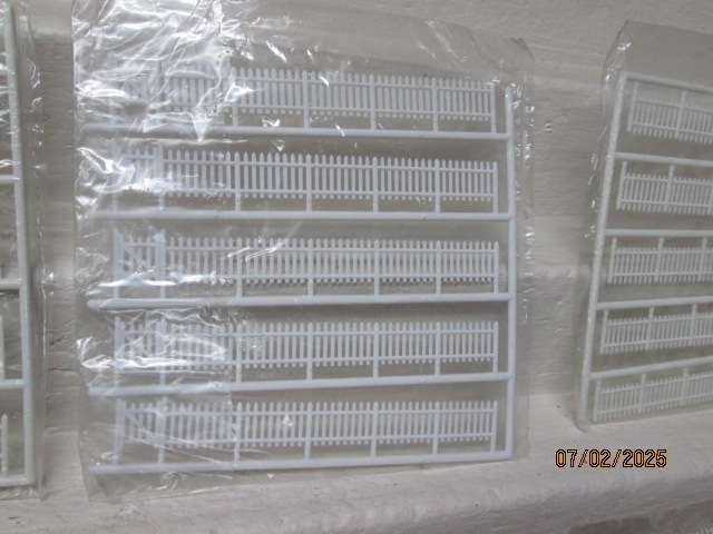 HO / OO SCALE - WHITE PICKET FENCING - X3O PIECES