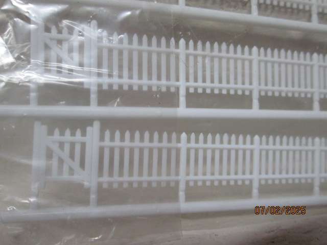 HO / OO SCALE - WHITE PICKET FENCING - X3O PIECES
