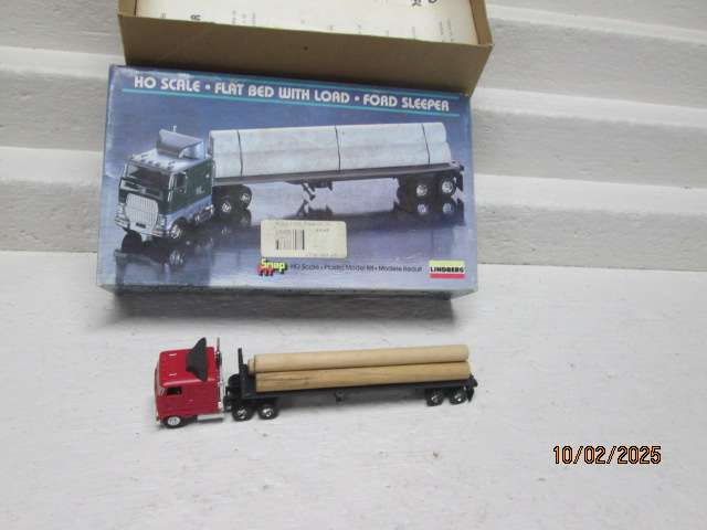 HO SCALE - LINDBERG - TRUCK WITH FLATBED LOAD - BOXED
