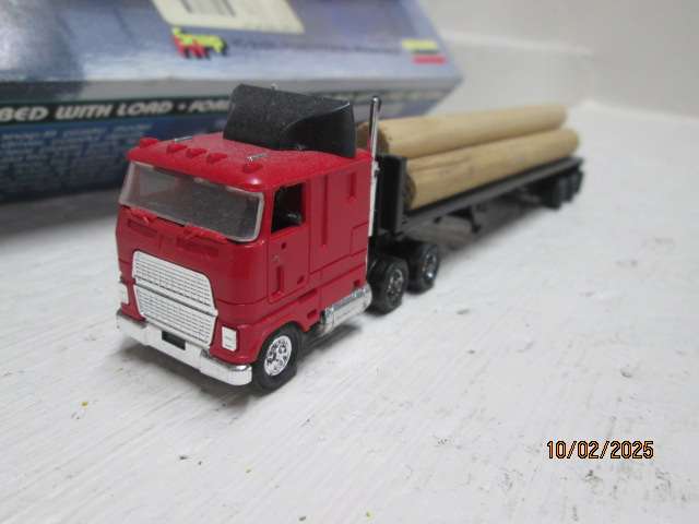 HO SCALE - LINDBERG - TRUCK WITH FLATBED LOAD - BOXED