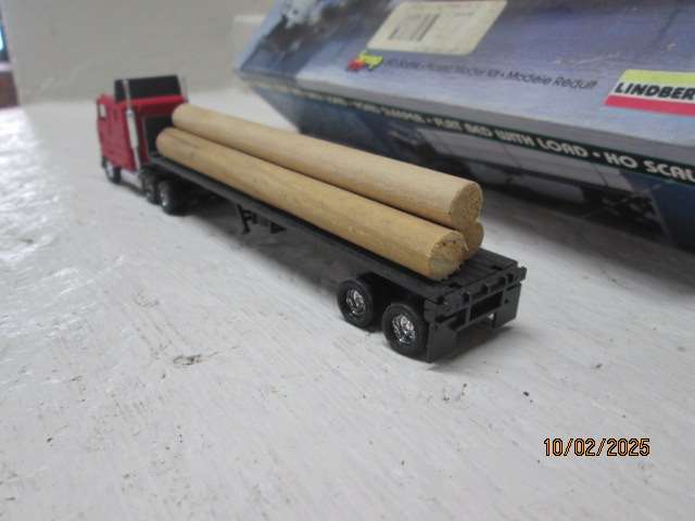 HO SCALE - LINDBERG - TRUCK WITH FLATBED LOAD - BOXED