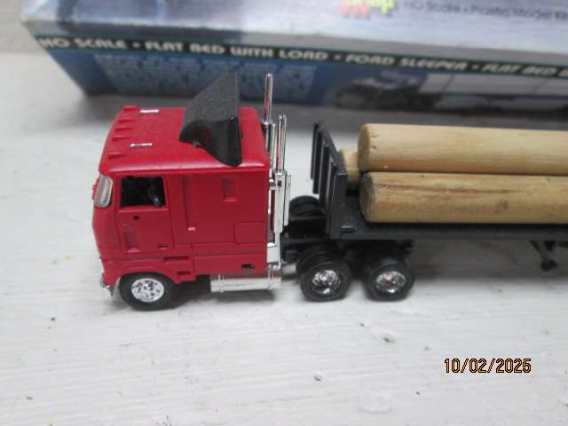 HO SCALE - LINDBERG - TRUCK WITH FLATBED LOAD - BOXED