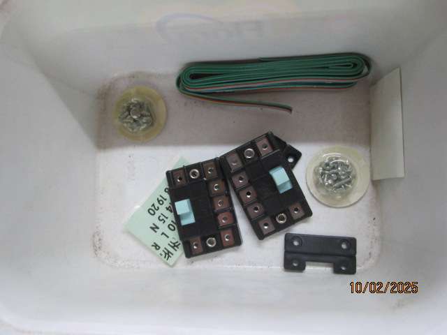 HO SCALE - LARGE AMOUNT OF WIRES AND SWITCHES