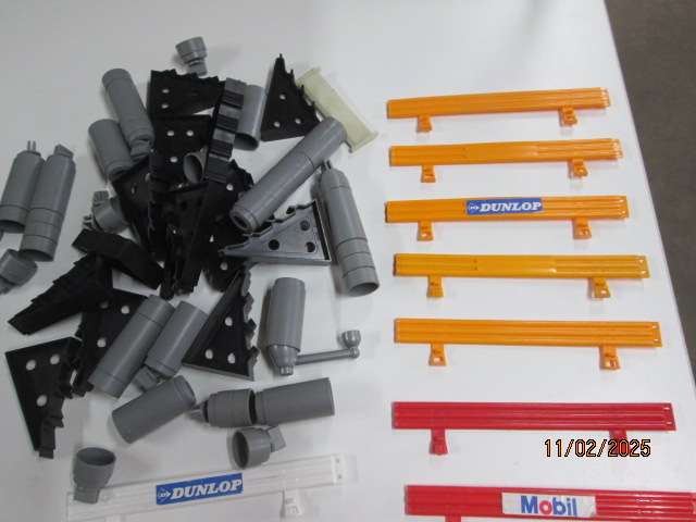 SLOT CARS - 1:32 SCALE - HORNBY - BARRIERS