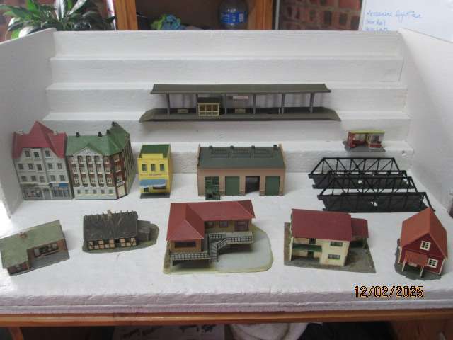 HO SCALE - LARGE AMOUNT OF BULDINGS & EQUIPMENT