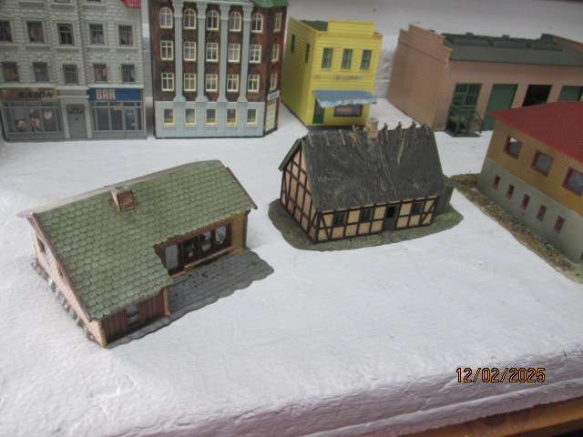 HO SCALE - LARGE AMOUNT OF BULDINGS & EQUIPMENT