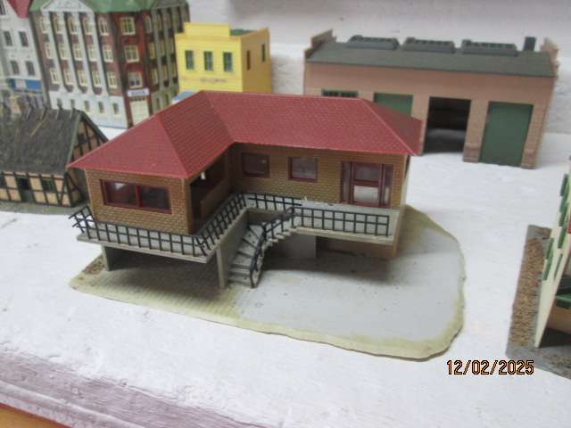 HO SCALE - LARGE AMOUNT OF BULDINGS & EQUIPMENT