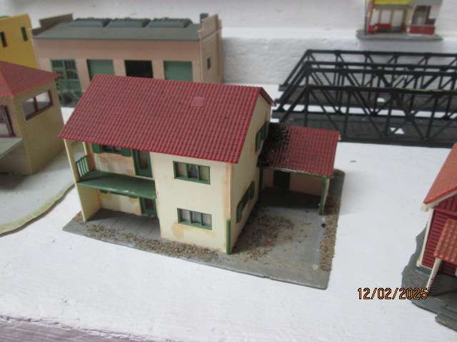 HO SCALE - LARGE AMOUNT OF BULDINGS & EQUIPMENT