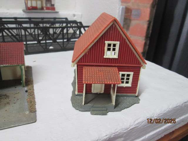 HO SCALE - LARGE AMOUNT OF BULDINGS & EQUIPMENT