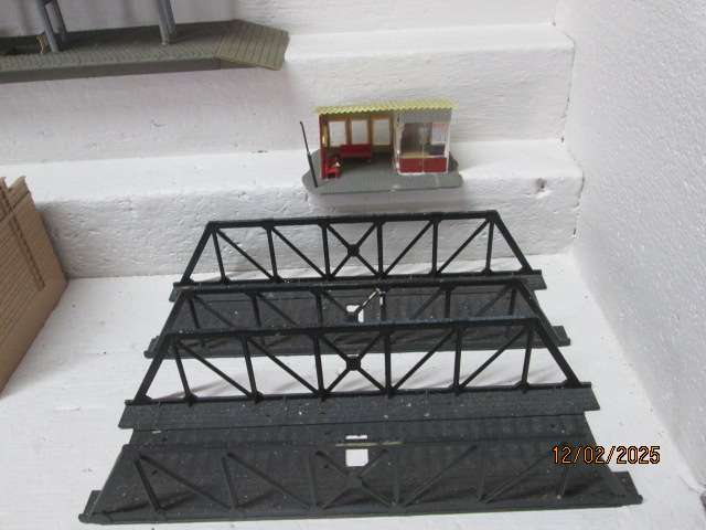 HO SCALE - LARGE AMOUNT OF BULDINGS & EQUIPMENT