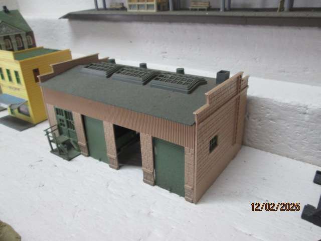 HO SCALE - LARGE AMOUNT OF BULDINGS & EQUIPMENT