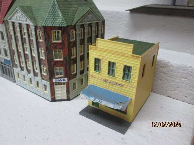 HO SCALE - LARGE AMOUNT OF BULDINGS & EQUIPMENT