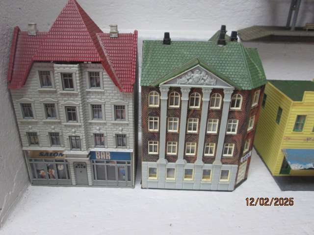 HO SCALE - LARGE AMOUNT OF BULDINGS & EQUIPMENT