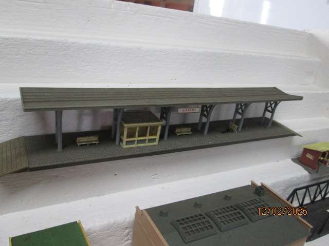 HO SCALE - LARGE AMOUNT OF BULDINGS & EQUIPMENT