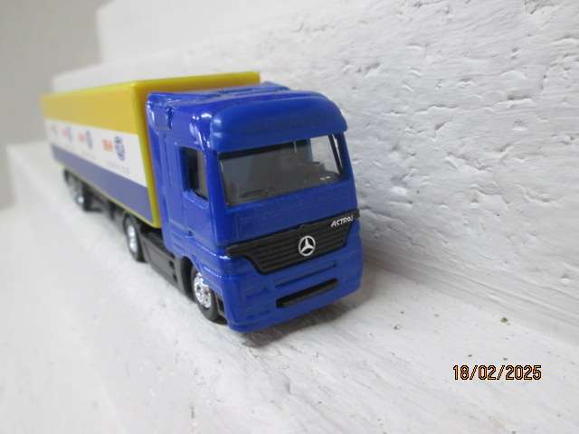 HO SCALE - MERCEDES ACTROSS - HELLA ROAD TRUCK & TRAILER