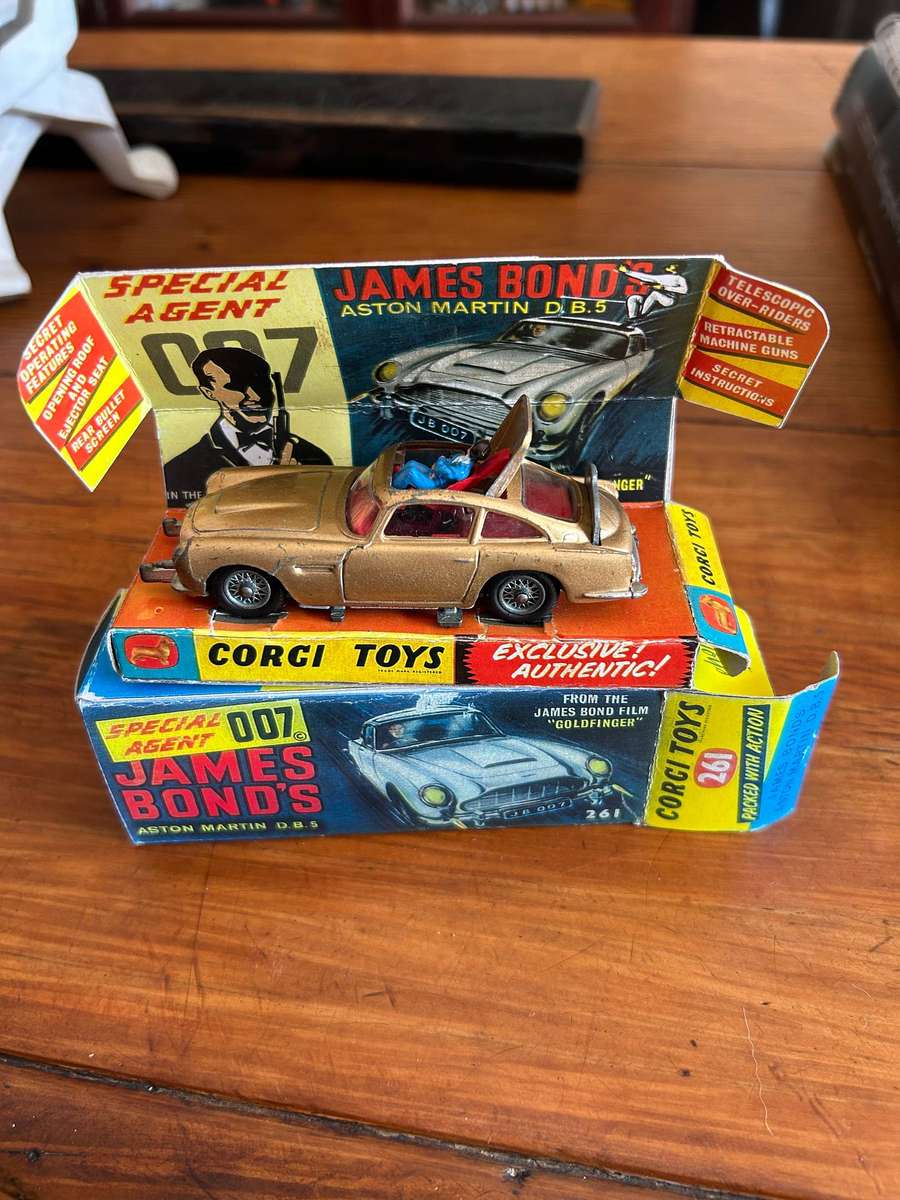 Corgi Aston Martin 261