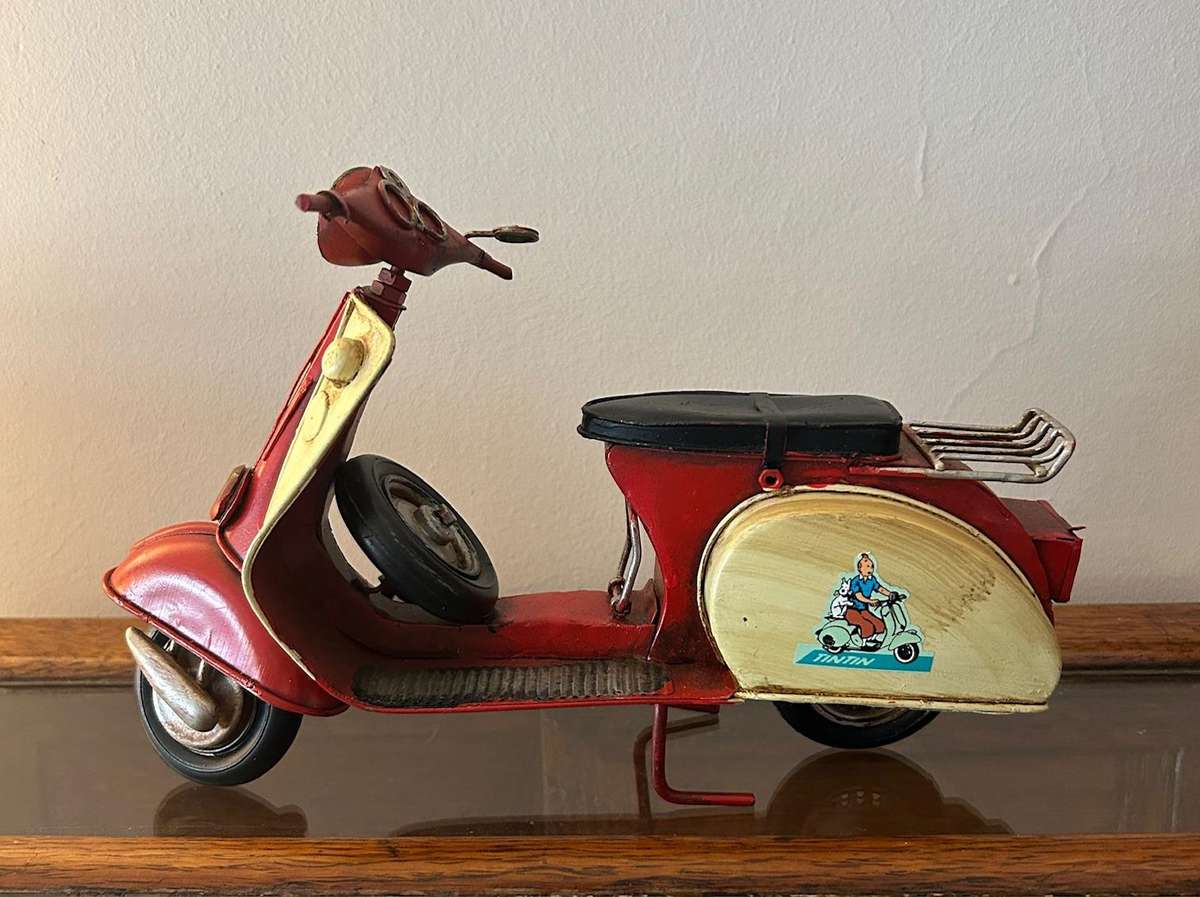 Vespa tin model