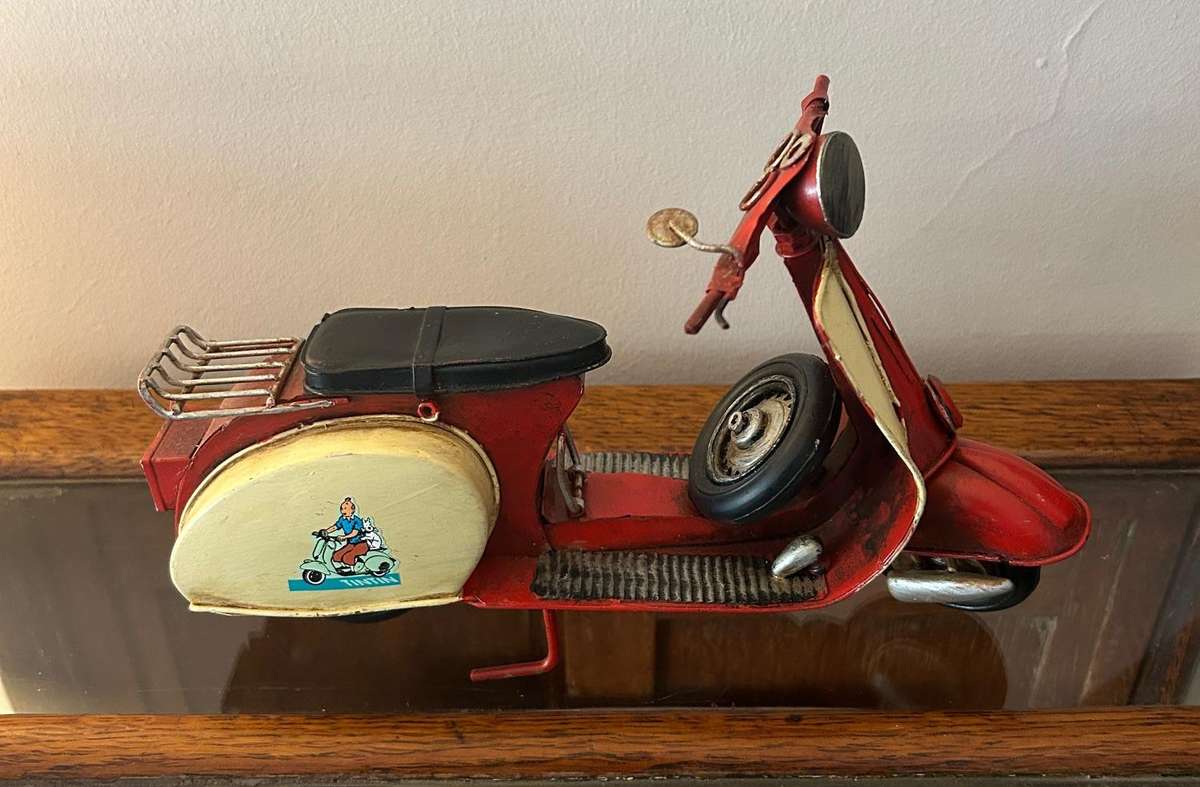 Vespa tin model