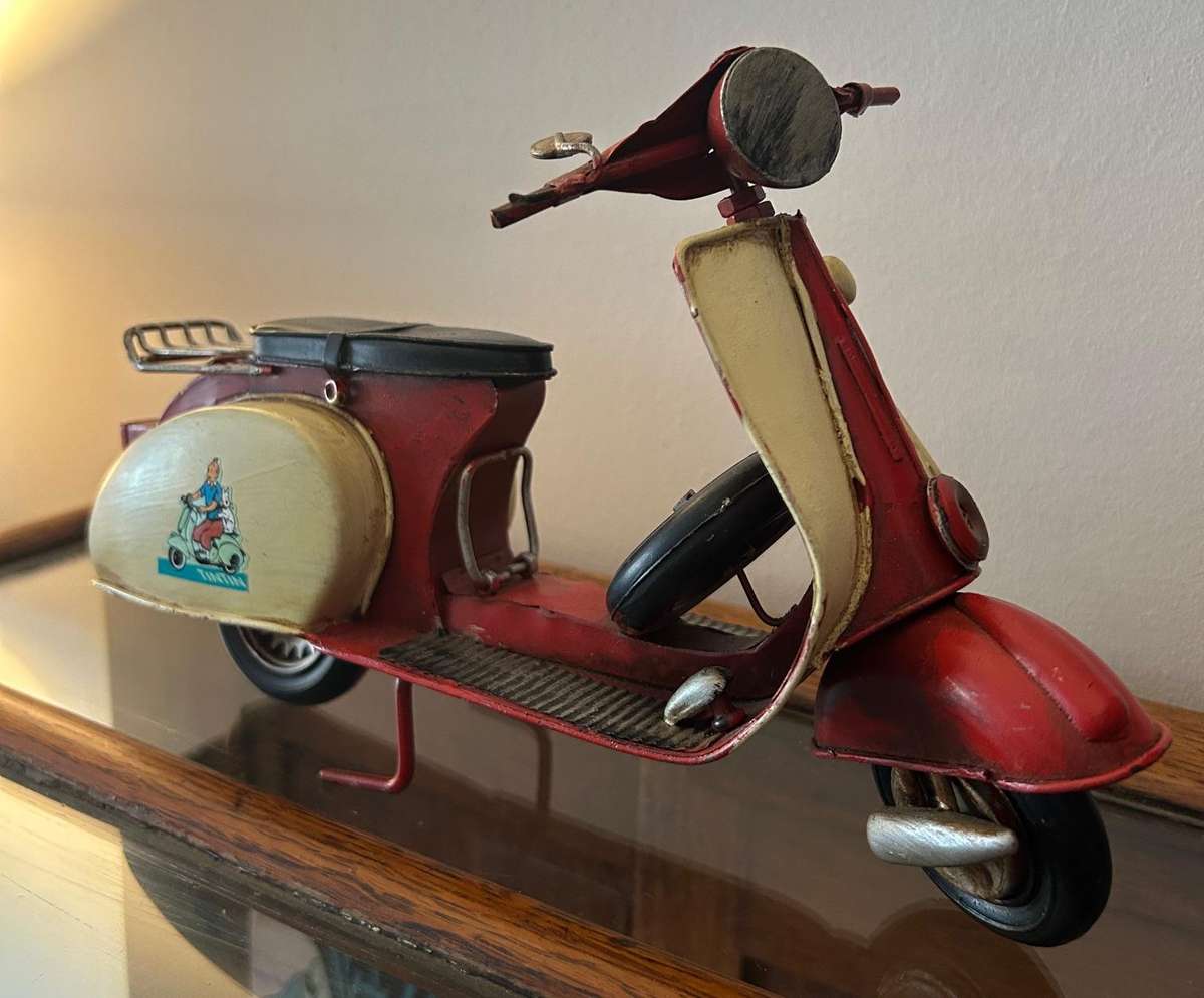 Vespa tin model