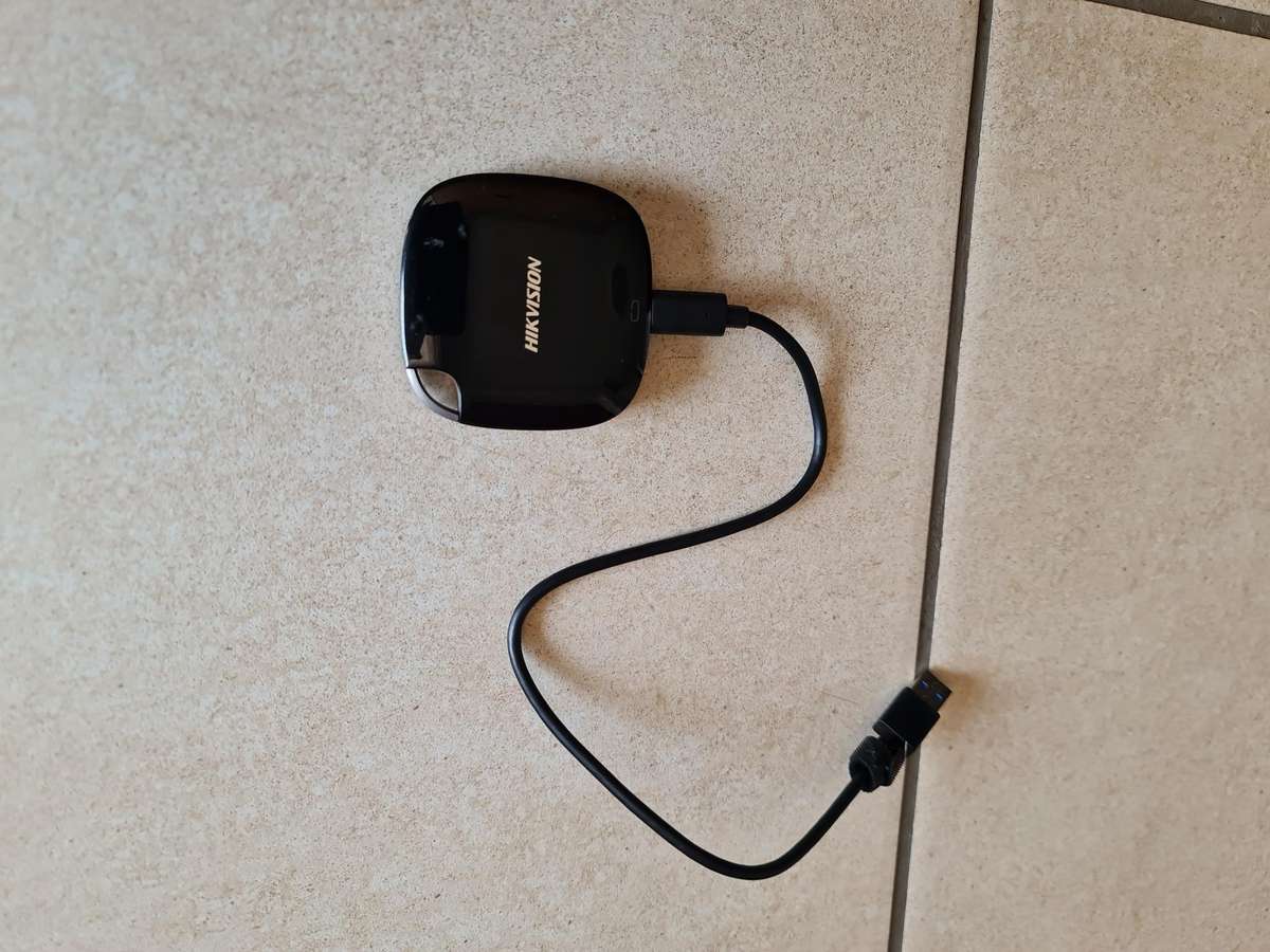 EXTERNALL SSD HARD DRIVE - 256GB - HIKVISION - EXTERNAL WORKING CONDITION