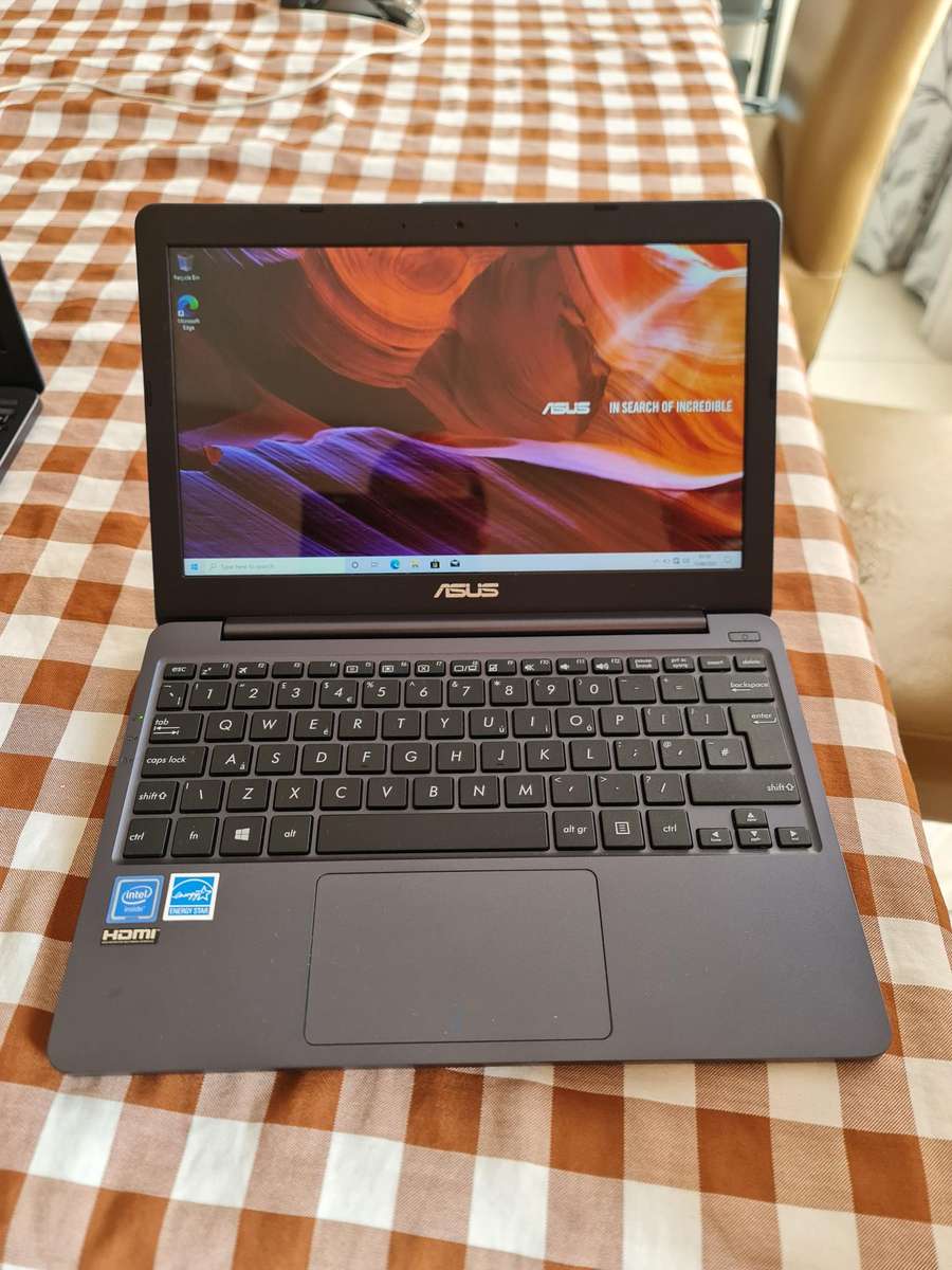 ASUS E203N LAPTOP - INTEL CELERON N3350 - 4GB - 64GB eMMC - 11.6 INCH SCREEN - WINDOWS 10 - CHARGER