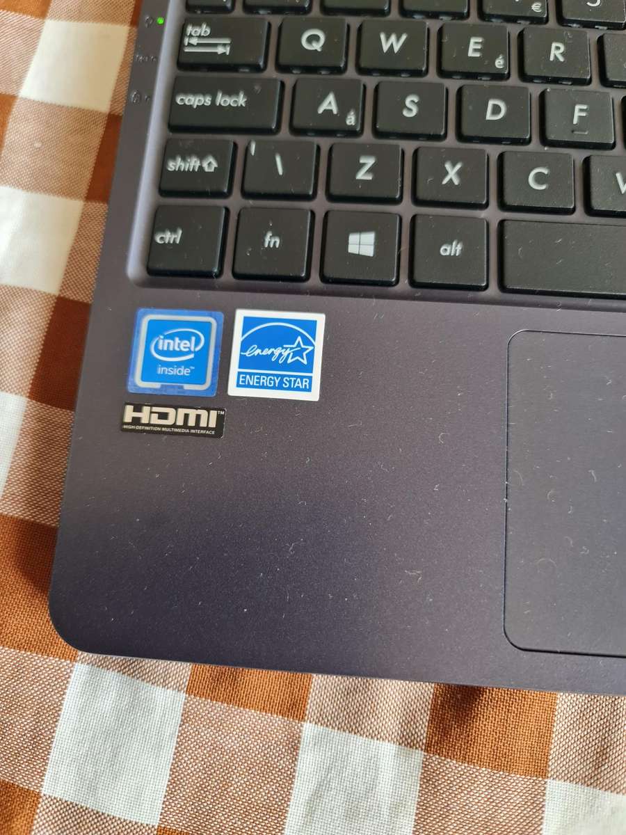 ASUS E203N LAPTOP - INTEL CELERON N3350 - 4GB - 64GB eMMC - 11.6 INCH SCREEN - WINDOWS 10 - CHARGER