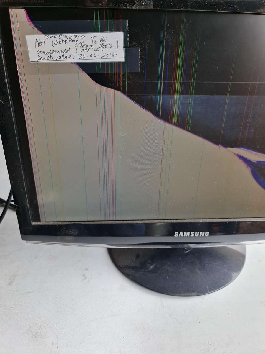 SAMSUNG MONITOR - 20 INCH LCD - MODEL 2033SWPLUS - PLEASE READ