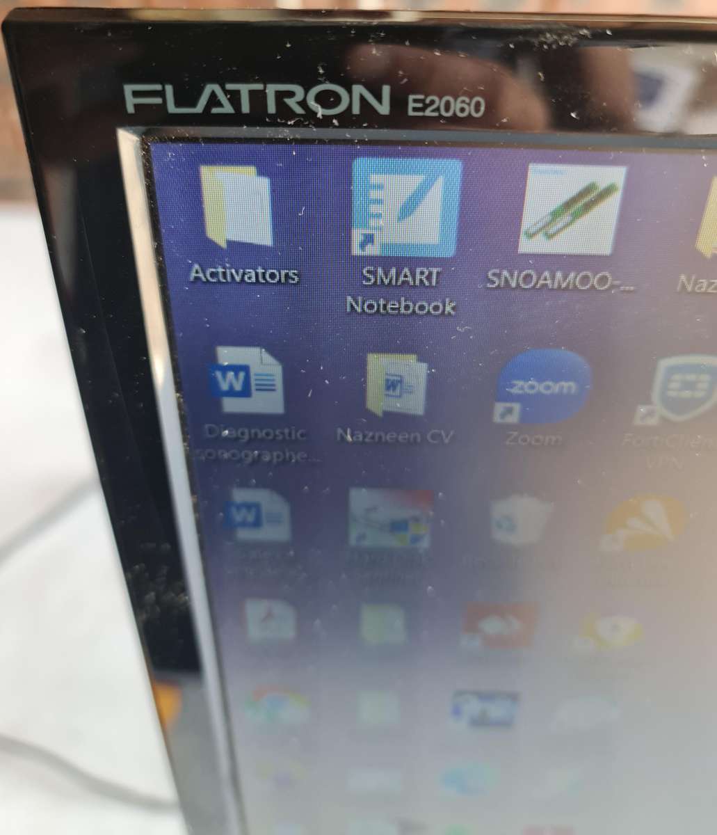 LG FLATRON E2060T - 20 INCH - LED SCREEN - WITH CHARGING ADAPTOR