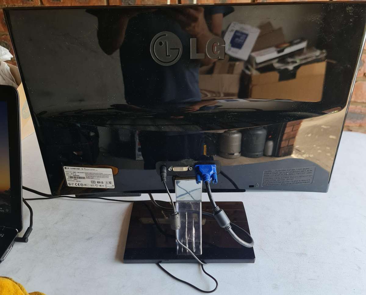 LG FLATRON E2060T - 20 INCH - LED SCREEN - WITH CHARGING ADAPTOR