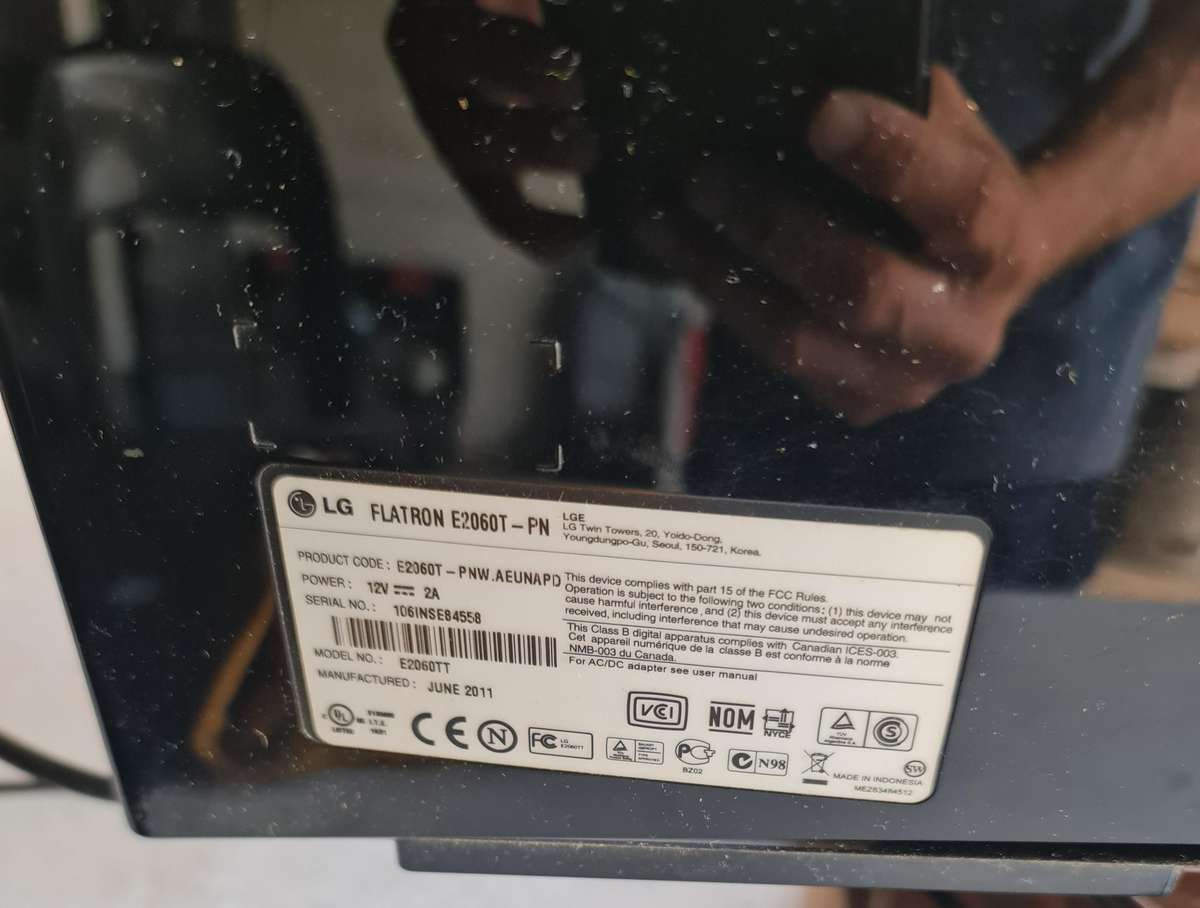 LG FLATRON E2060T - 20 INCH - LED SCREEN - WITH CHARGING ADAPTOR