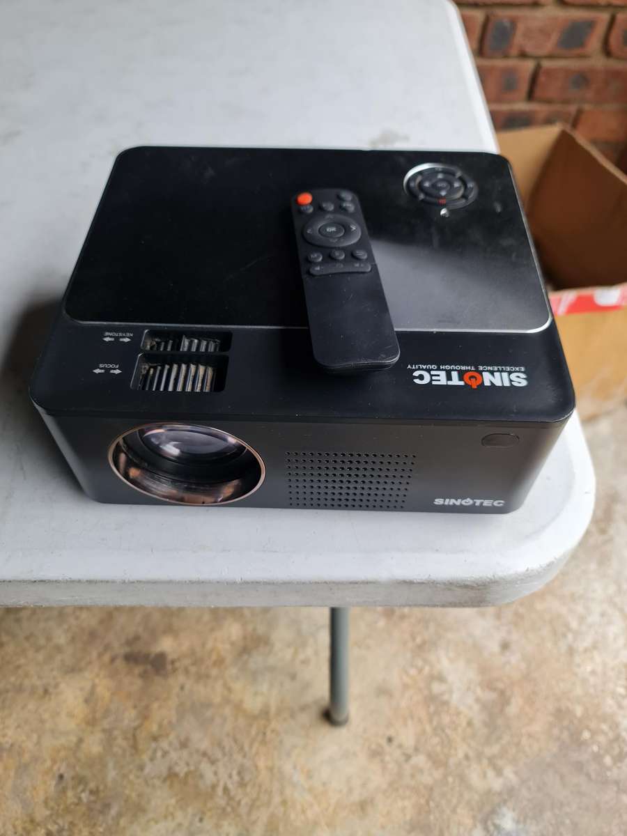 SINOTEC PROJECTOR - 2 X HDMI PORTS - 1 X USB PORT - 1 X VGA PORT - PLEASE READ