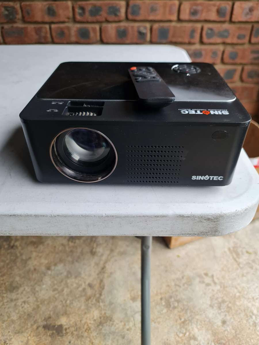 SINOTEC PROJECTOR - 2 X HDMI PORTS - 1 X USB PORT - 1 X VGA PORT - PLEASE READ