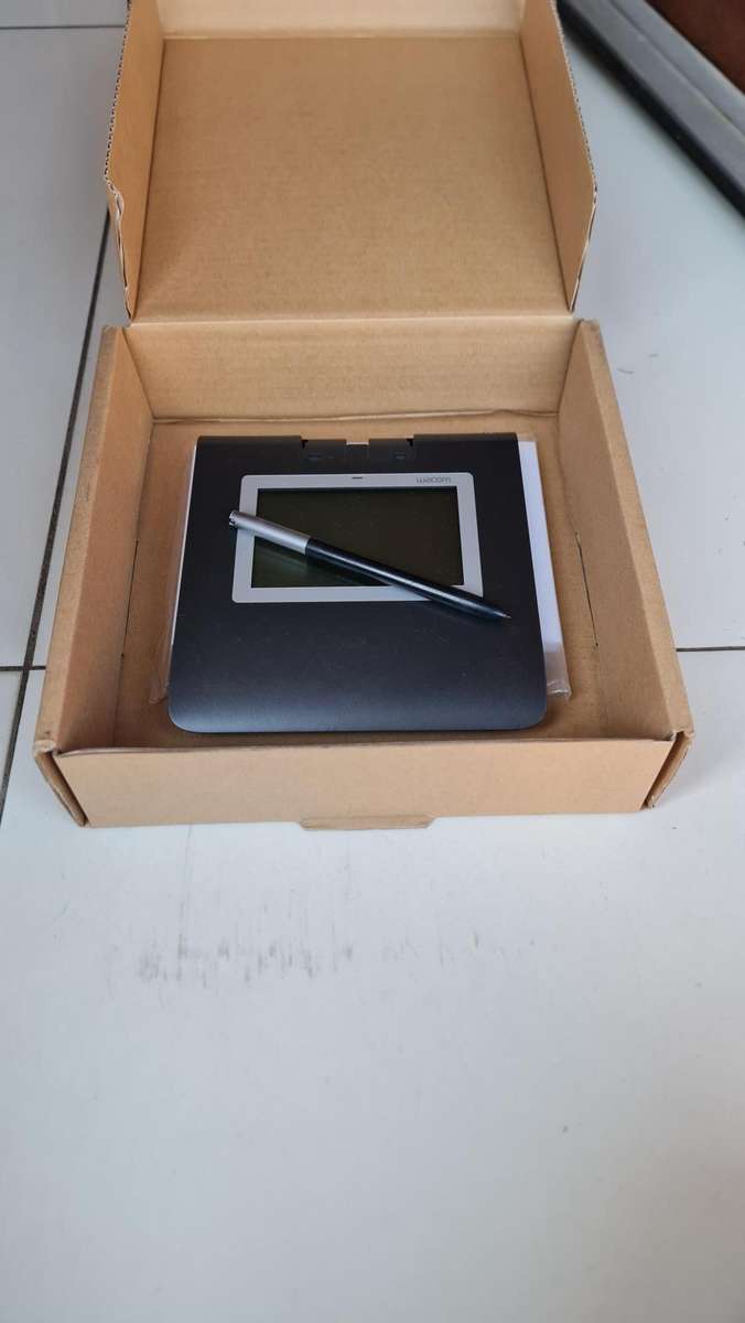 Wacom STU-430 Signature Pad, 4.5 inch Monochrome Reflective LCD, Battery-Free Pen Included